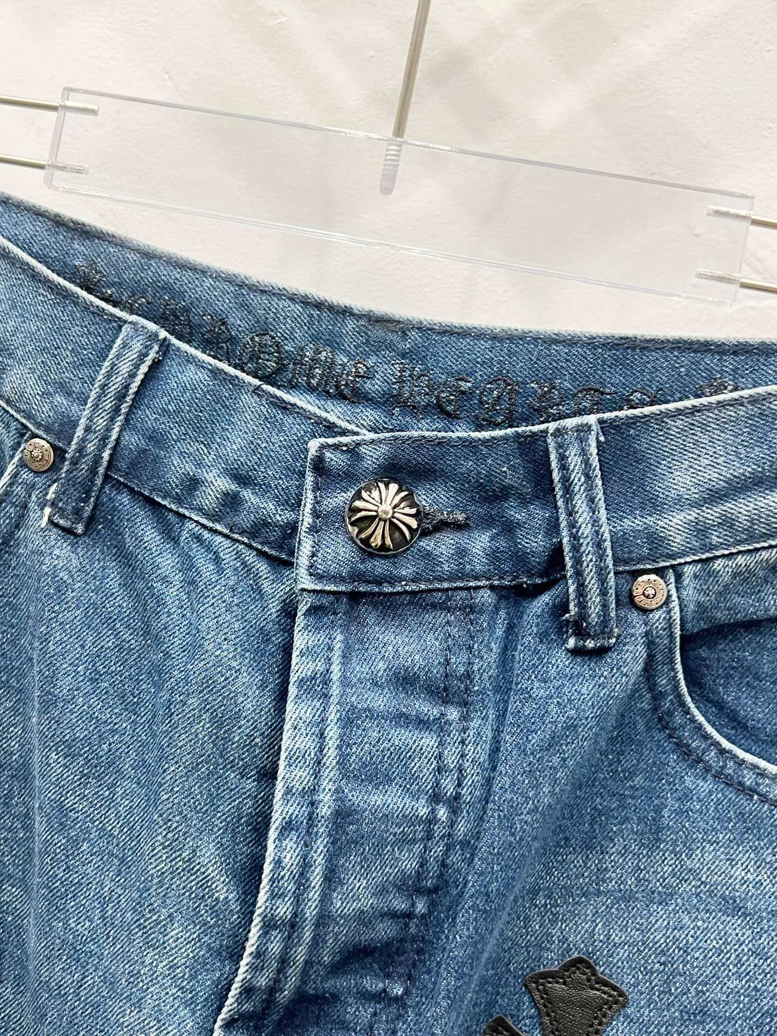 P260 Style number: (c011) Chrome Hearts CH Chrome Hearts 24SS vip custom-made double-knee leather flame high street cross jeans. Original purchased and patterned to truly restore the ultimate vintage texture. Italian special cowhide print and then cut. Customized sheepskin three-layer thick line leather. The whole body is spliced in heavy water washing process. Craftsmen hand-splash ink. You can see the details. Three-dimensional cutting version. Loose and comfortable, not flattering on the figure. Makes taller and slimmer. Seiko. Original factory quality control. Same style for men and women. Can be matched with couples. Versatile recommendation. Must-have jeans for all seasons. Color: blue. Size: 28, 30, 32, 34, 36 (S-xxl)